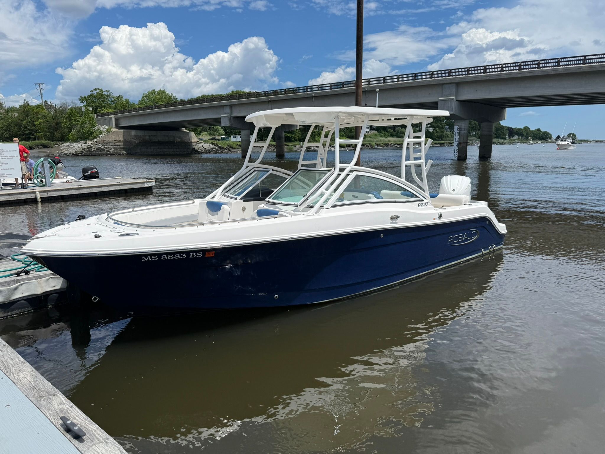 2022 Robalo R247 Dual Console