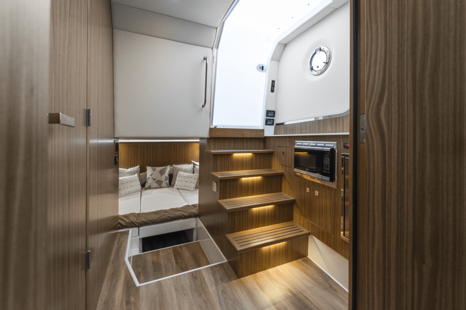 2026 Cruisers Yachts 50GLS OB - Image 33