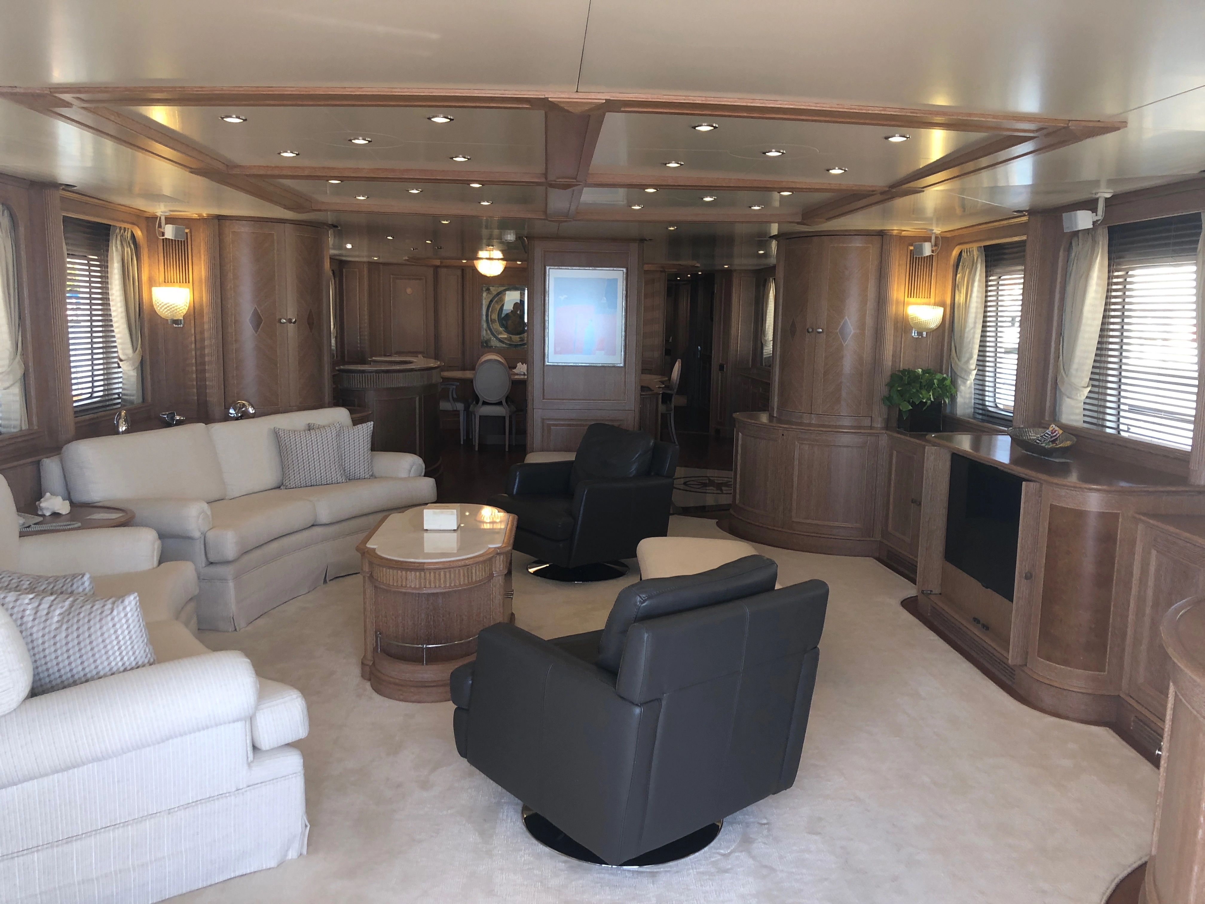 2004 Benetti Cockpit - 7