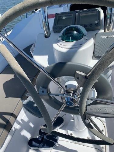 2005 Hunter 33 - 16