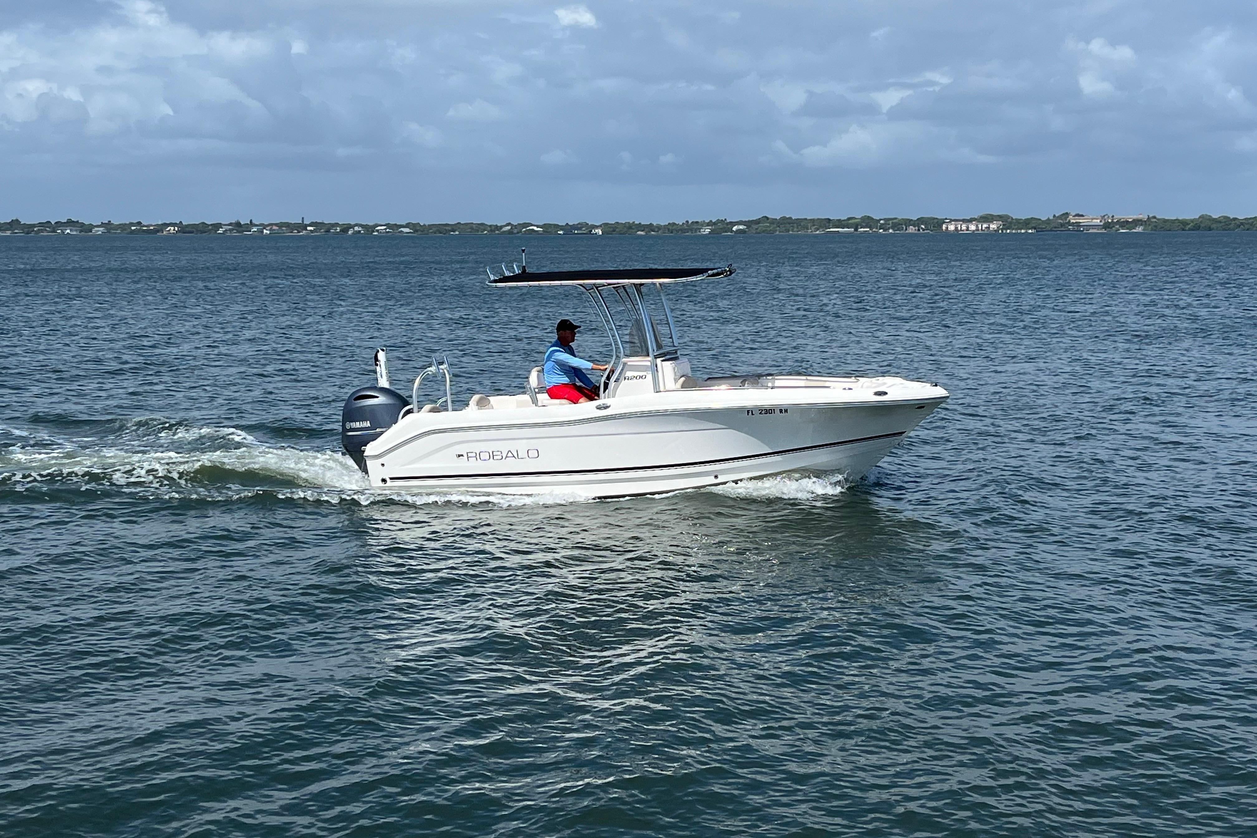 2017 Robalo R200 Center Console