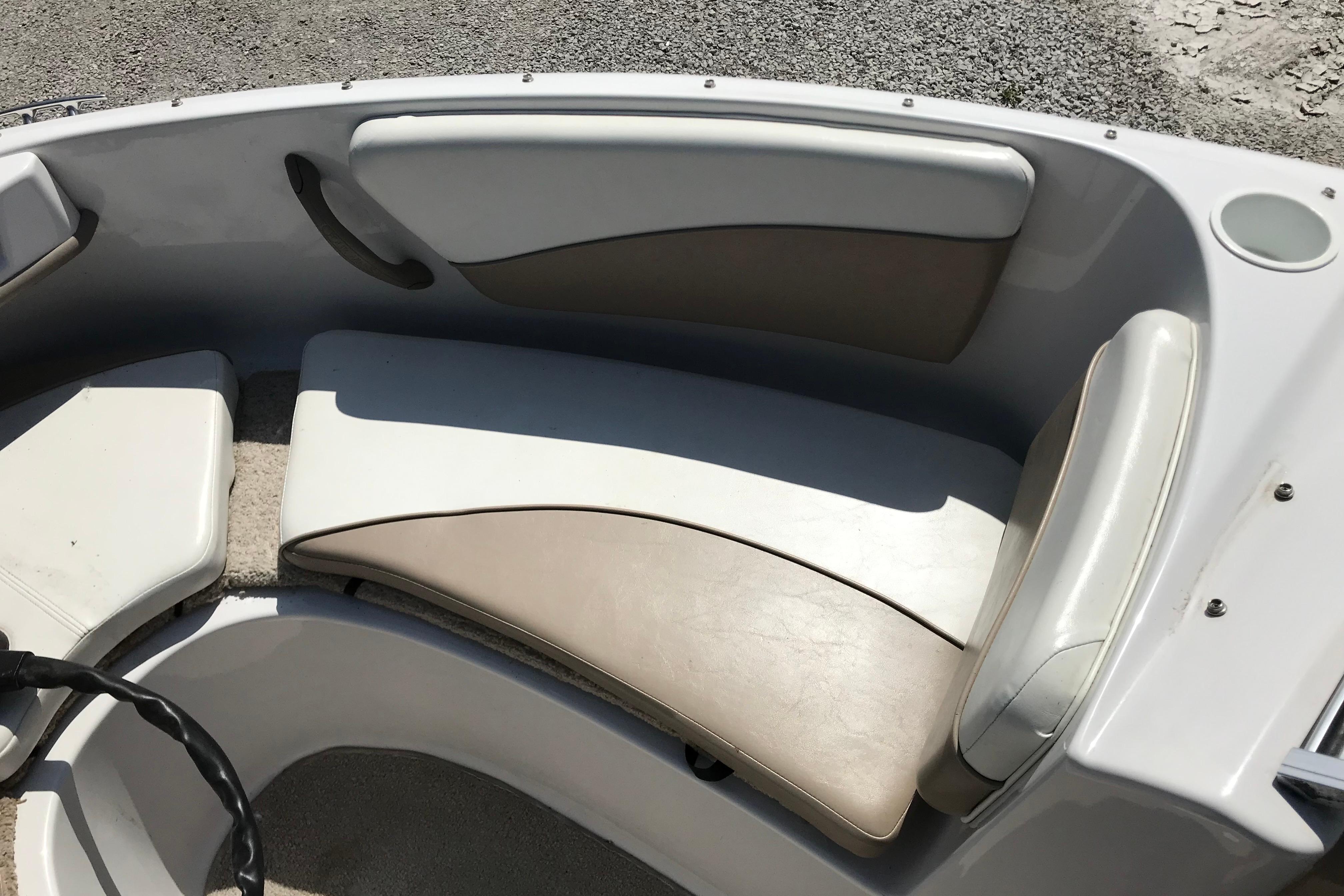 2005 Four Winns 180 Horizon FS boat interior seating, featuring beige and white cushioned seats.