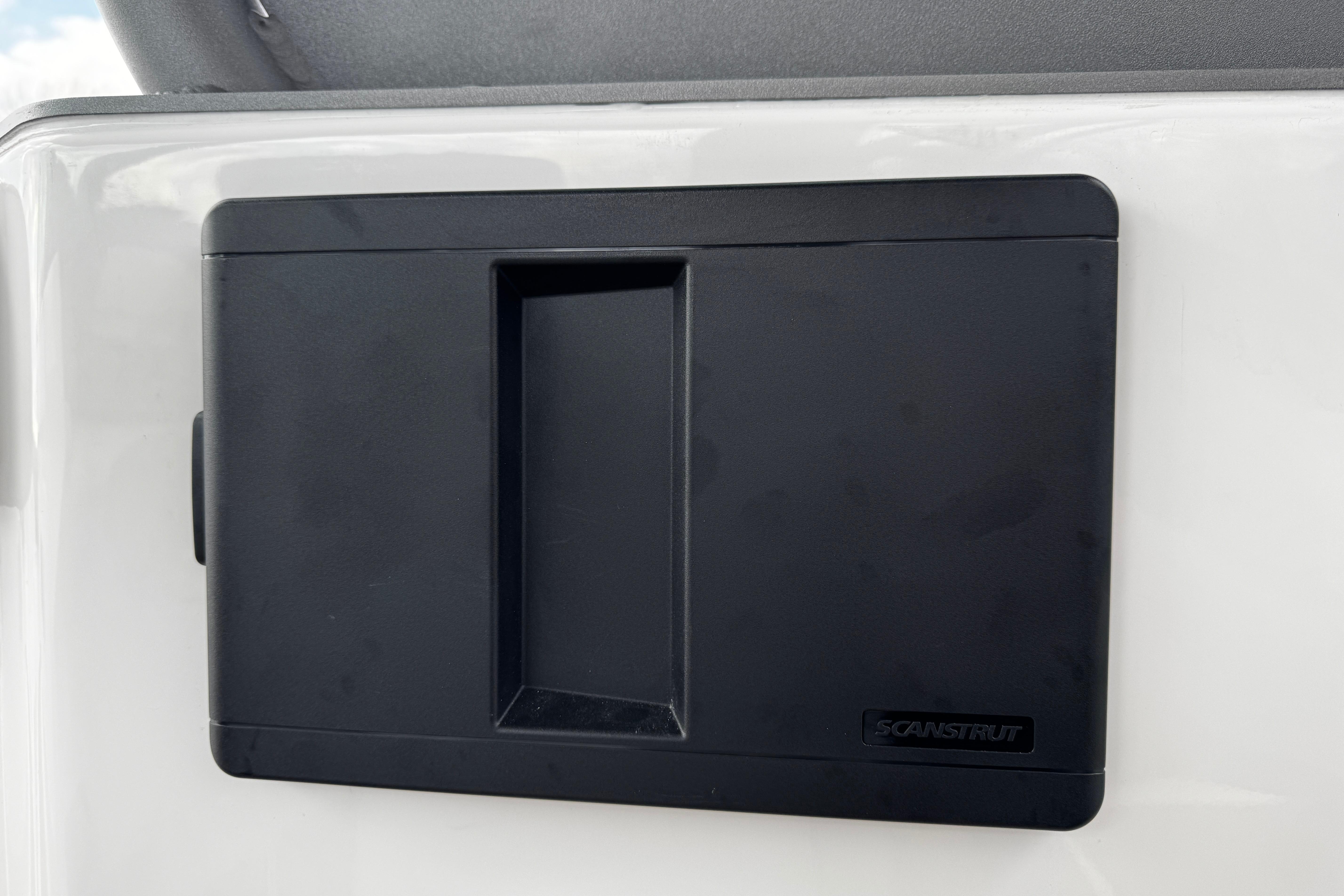 Black Scanstrut panel on 2026 Monterey Elite 25 OB boat.