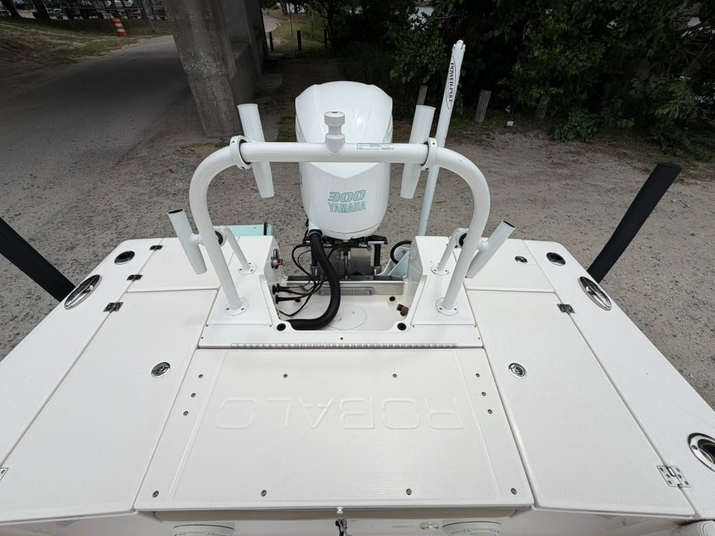 2018 Robalo 246 Cayman SD with Yamaha engine, top view.