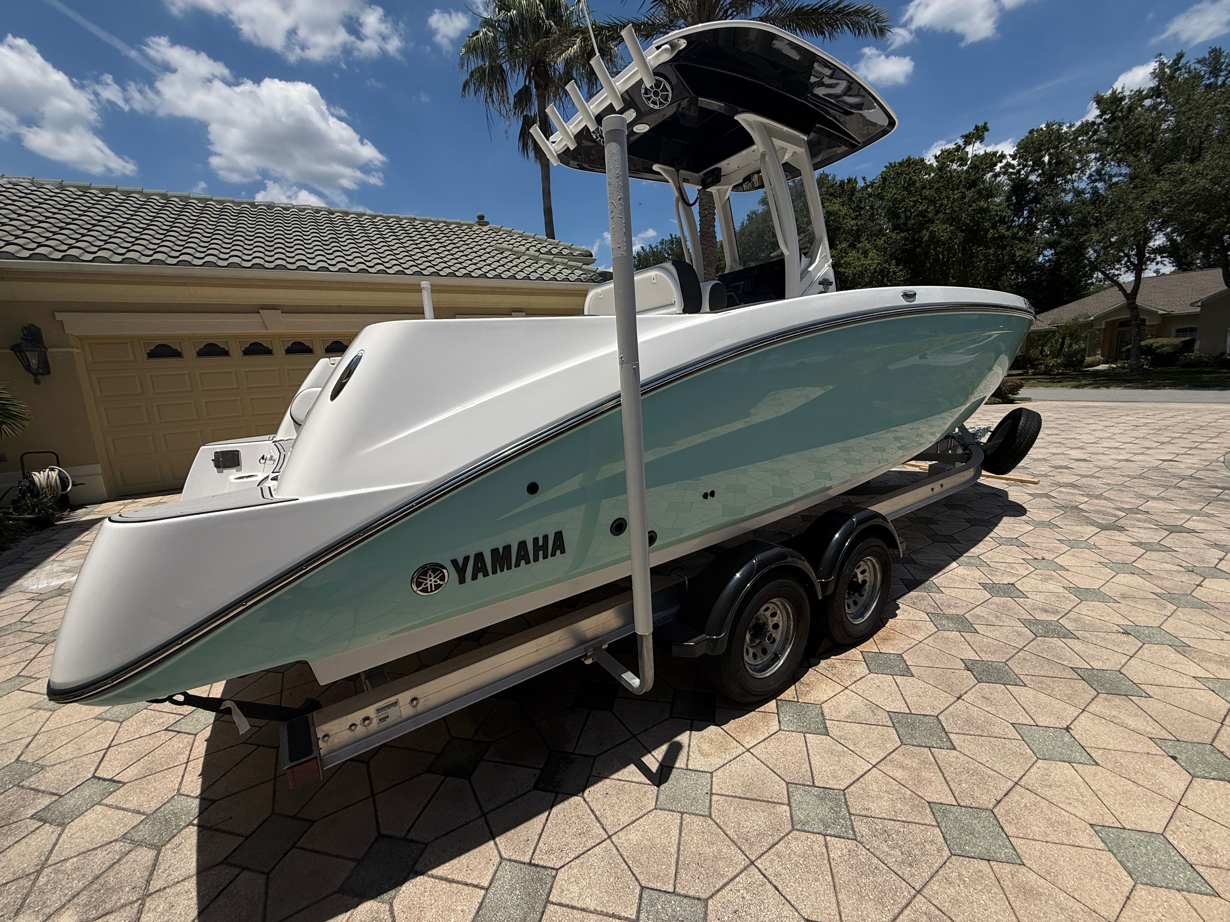 Yamaha 252 FSH Sport 2024 on a trailer in a driveway.