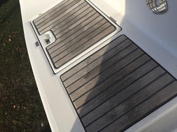 Teak deck on a 2006 Beneteau 423, featuring clean lines and an elegant design.