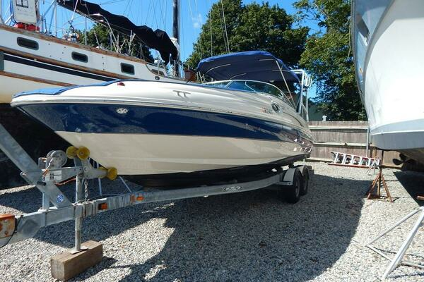 2004 Sea Ray 240 Sundeck