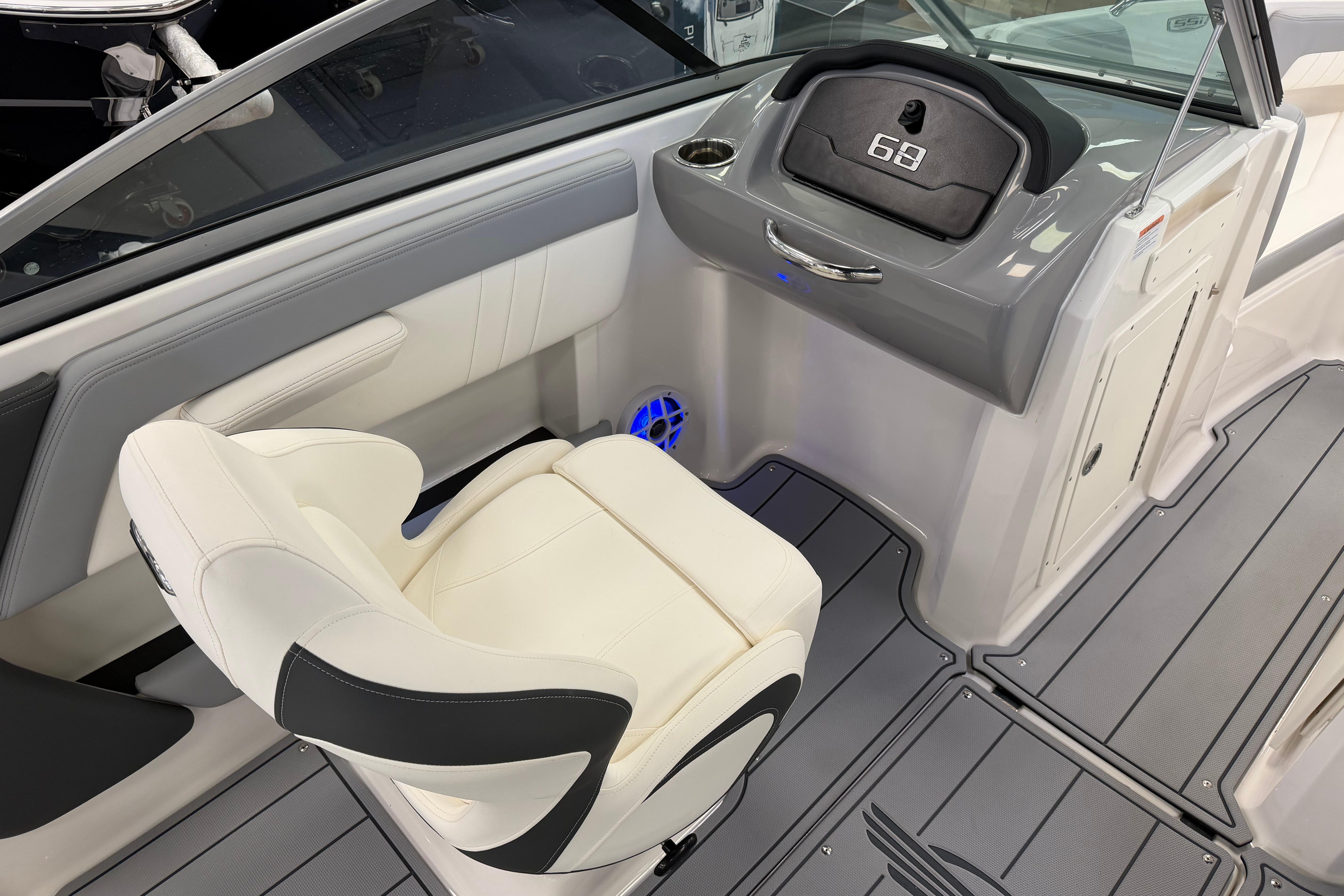 2025 Chaparral 21 SSi OB boat interior with sleek dashboard and comfortable seating.