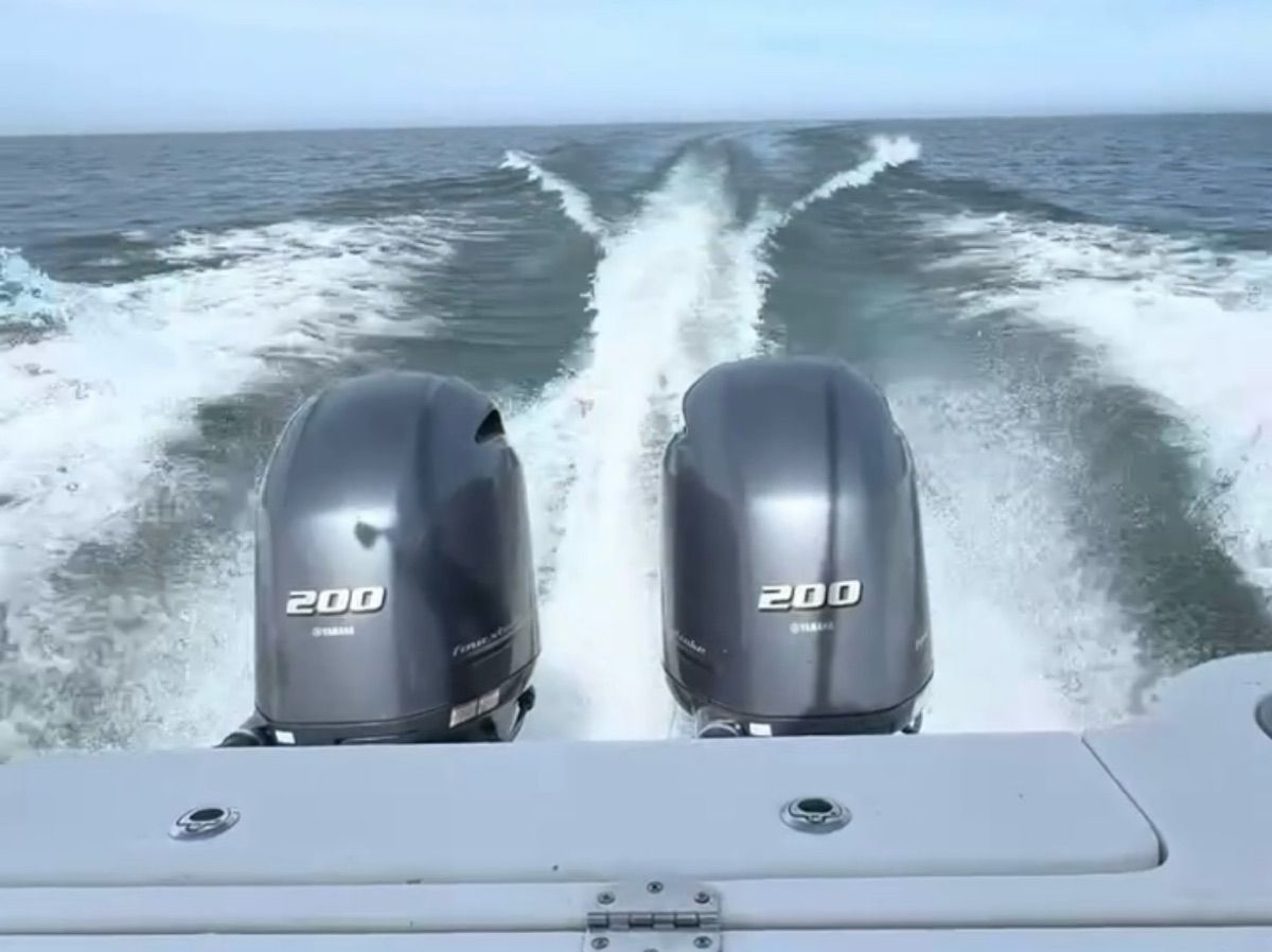 2018 Robalo R247 Dual Console - 4