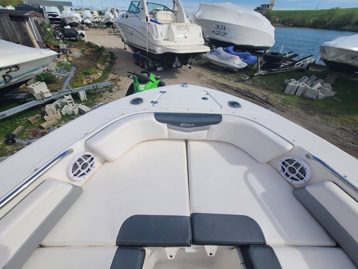 2021 Robalo R207 Dual Console - 3