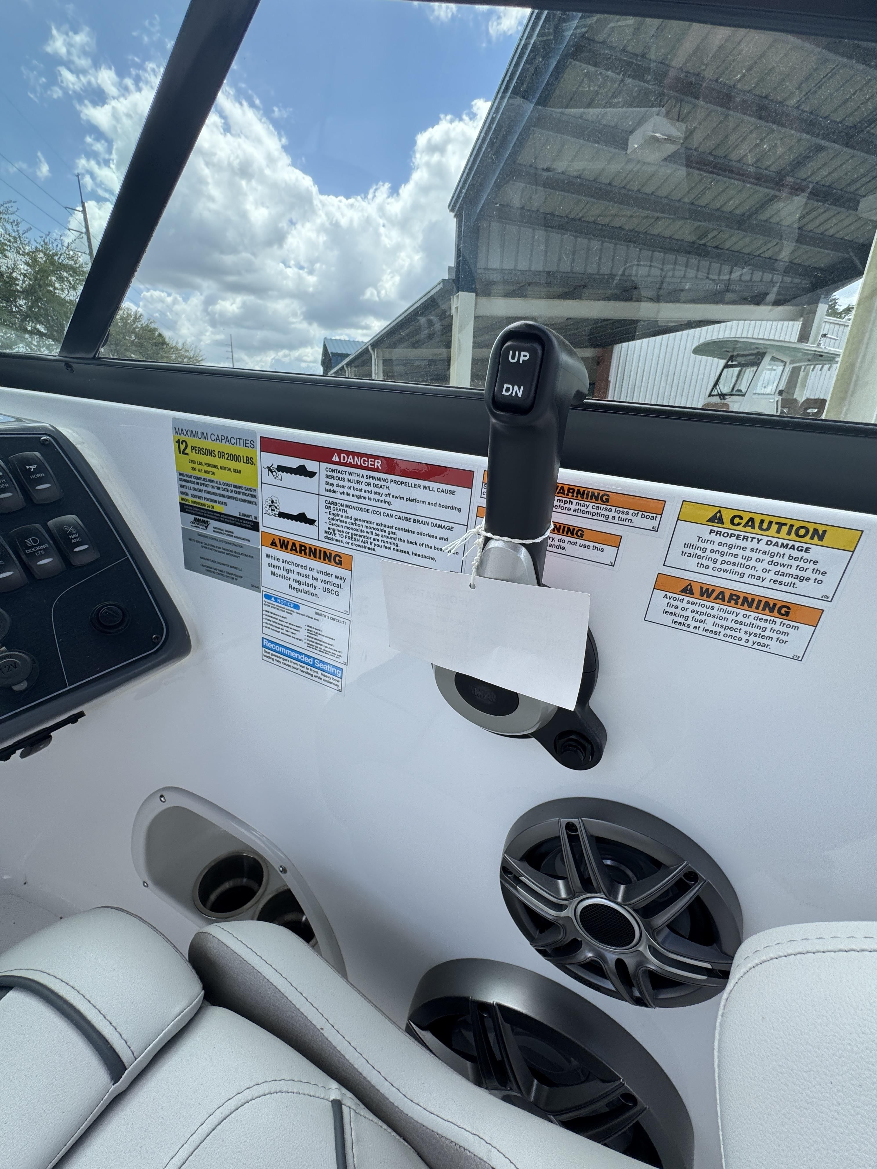 2026 Hurricane SunDeck 2400 OB - 19