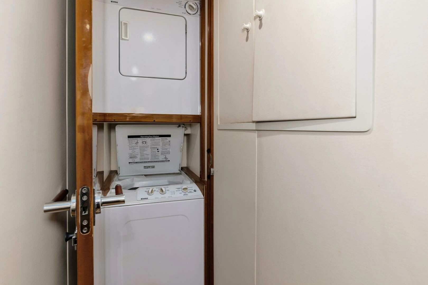 2001 Viking 65 Enclosed Bridge - Image 16