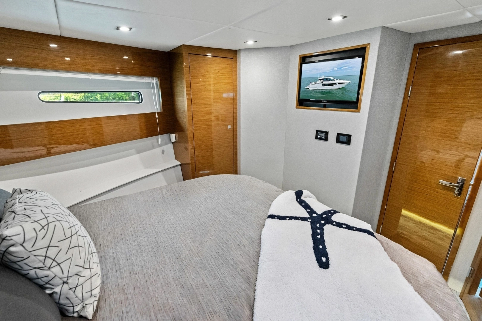2019 Cruisers Yachts 42 Cantius - Image 5