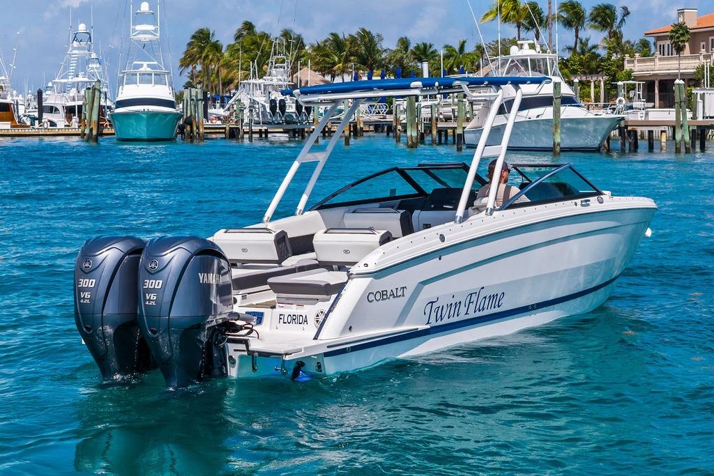 2022 Cobalt R8 Outboard boat with twin Yamaha engines in a marina setting.
