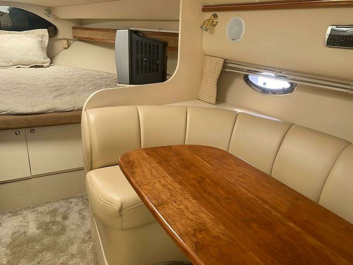 2003 Cruisers Yachts 3372 Express - Image 22