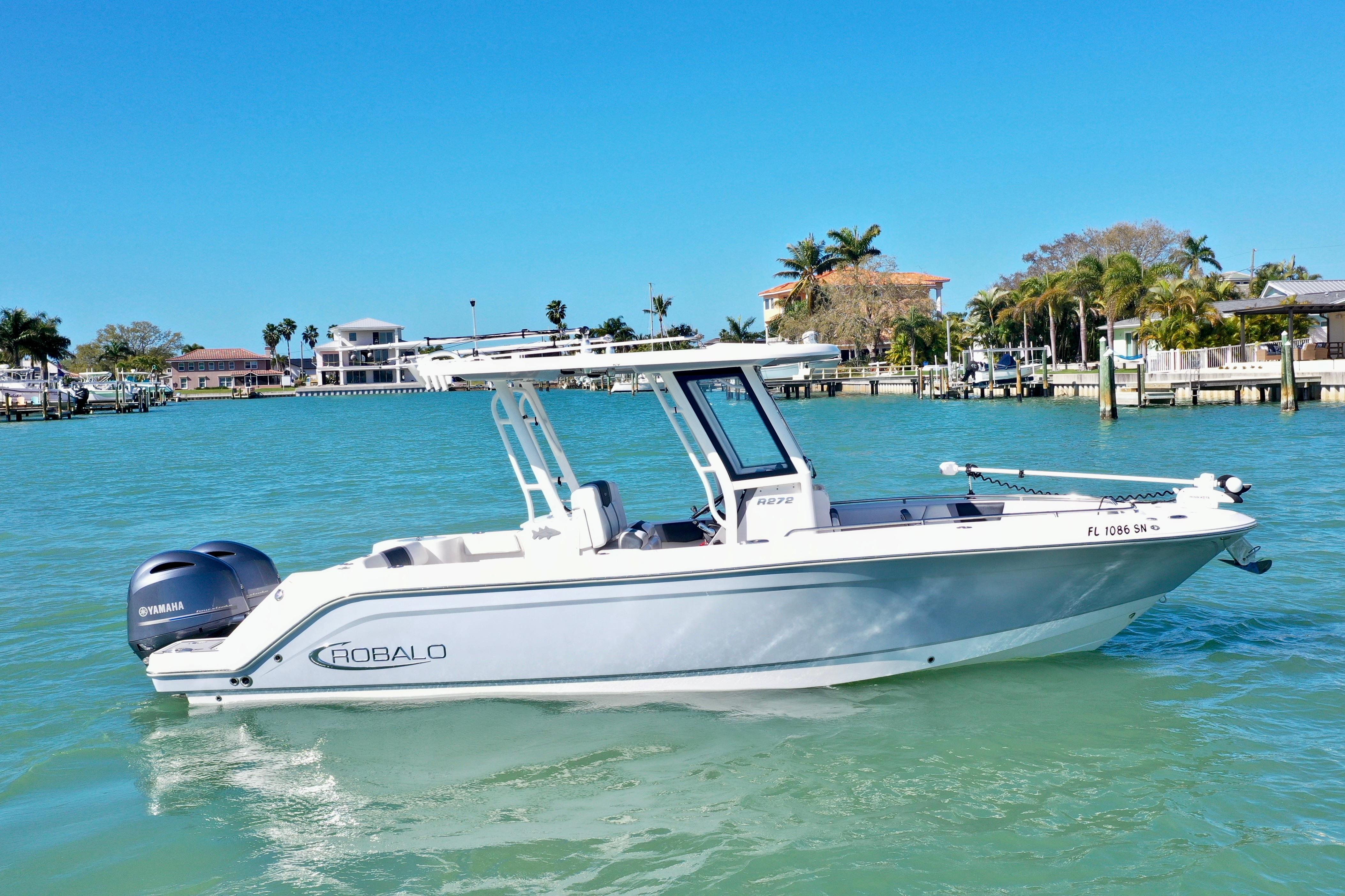 2020 Robalo R272 Center Console