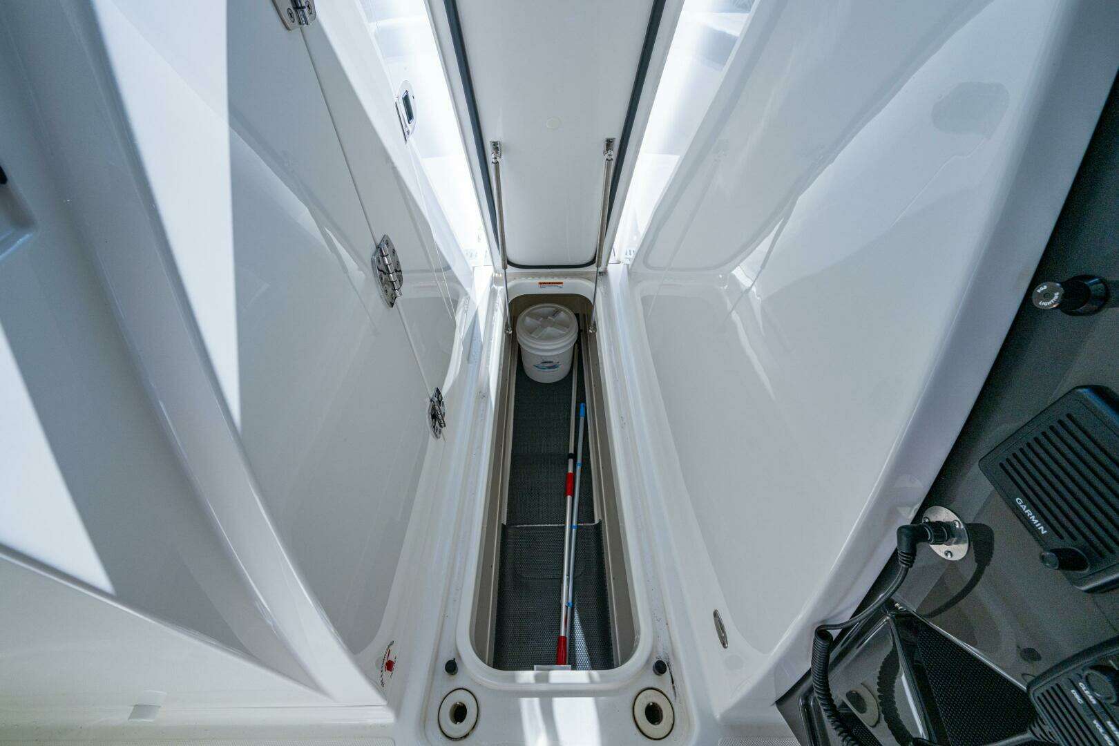 2021 Tiara Yachts 34 LX - Image 18