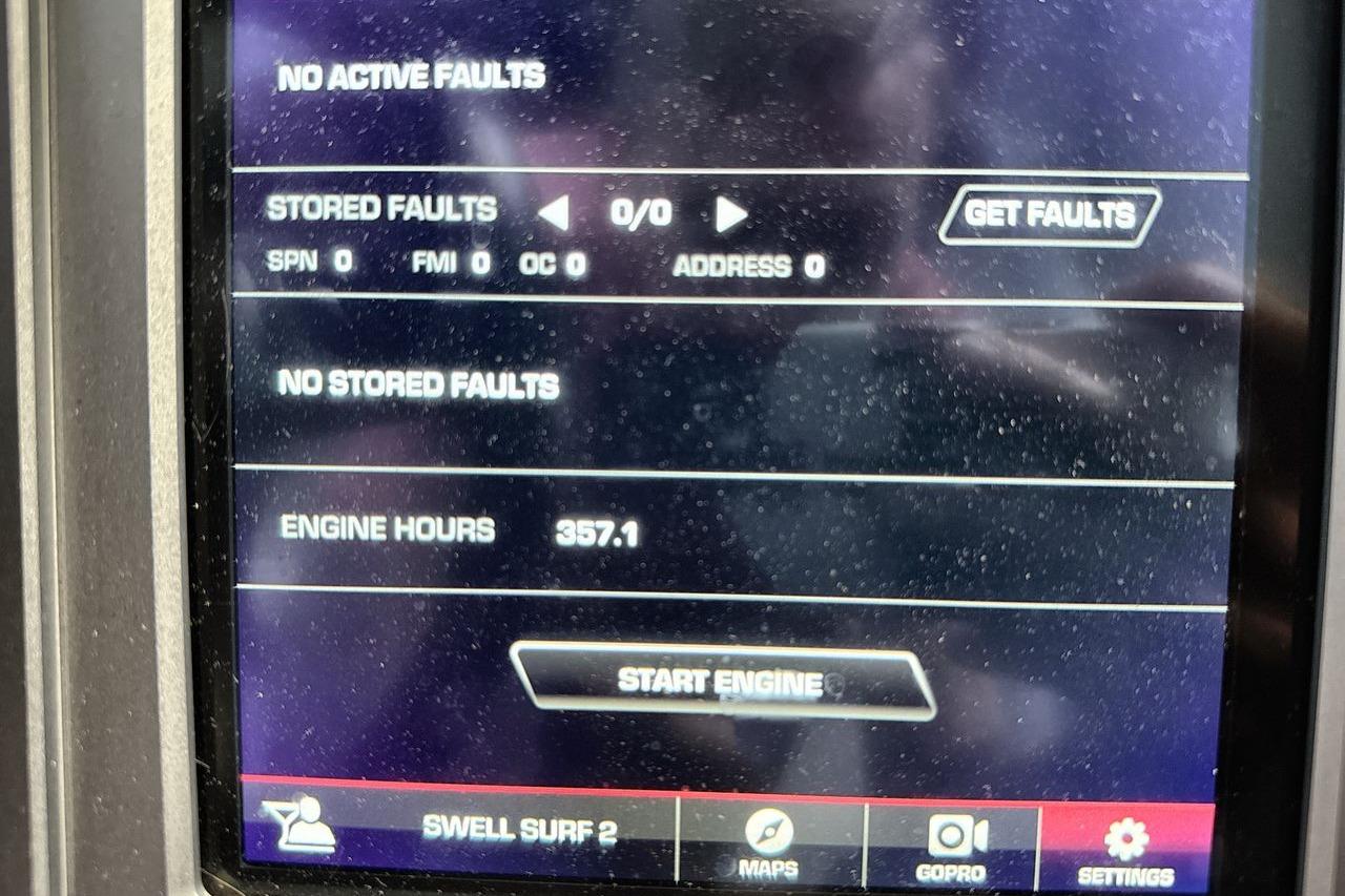 Dashboard display of a 2021 Supra SE 550 showing no active faults and 357.1 engine hours.