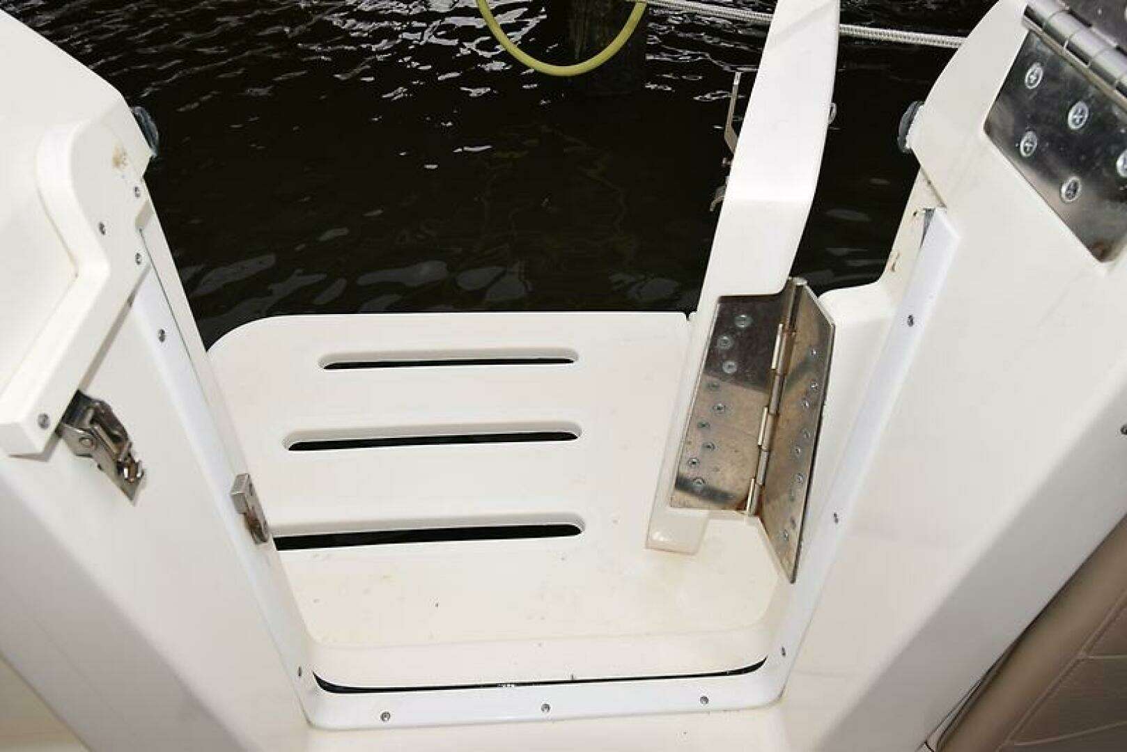 2003 Pursuit 3000 Express - Image 34