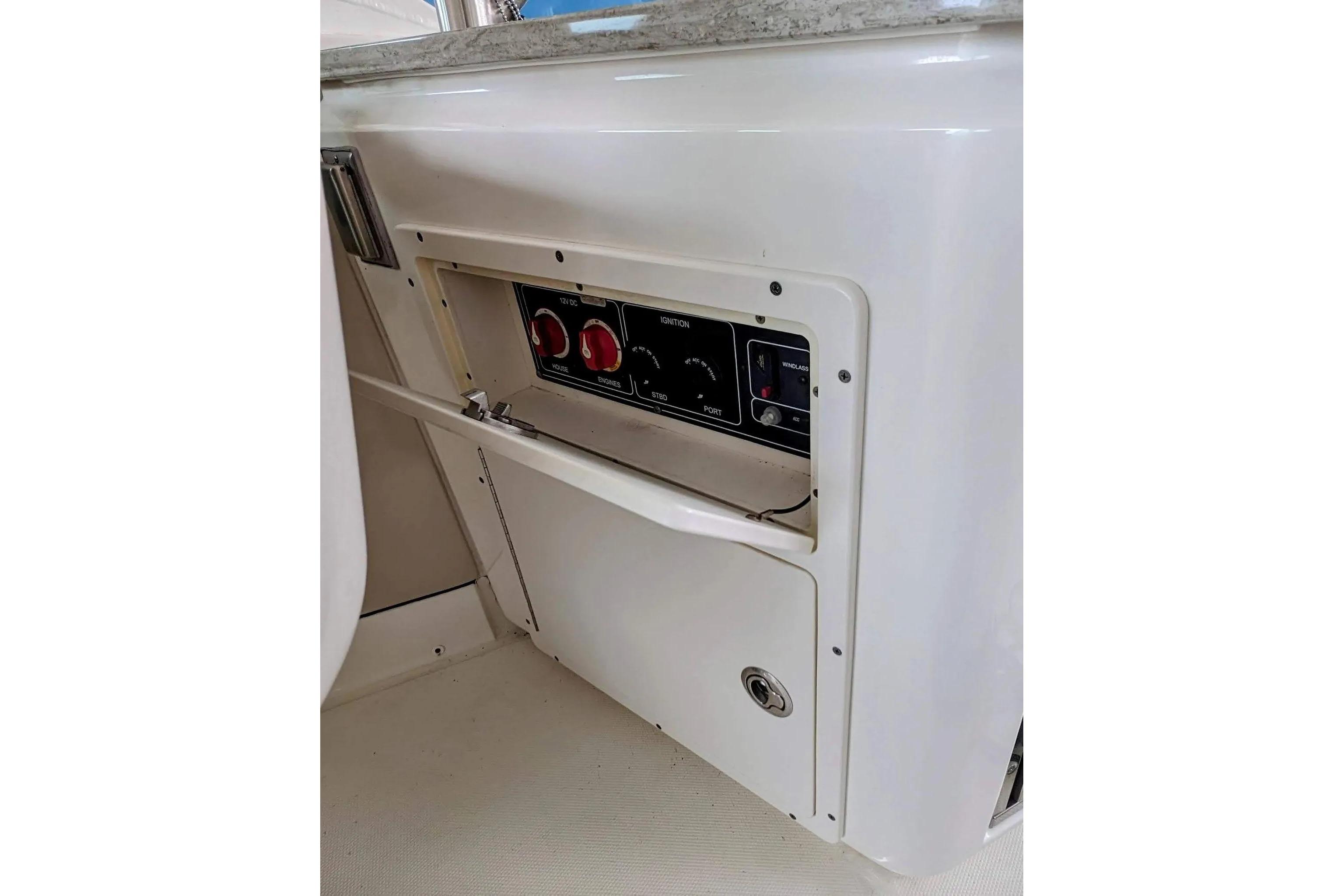 Control panel on a 2017 Boston Whaler 320 Vantage boat.