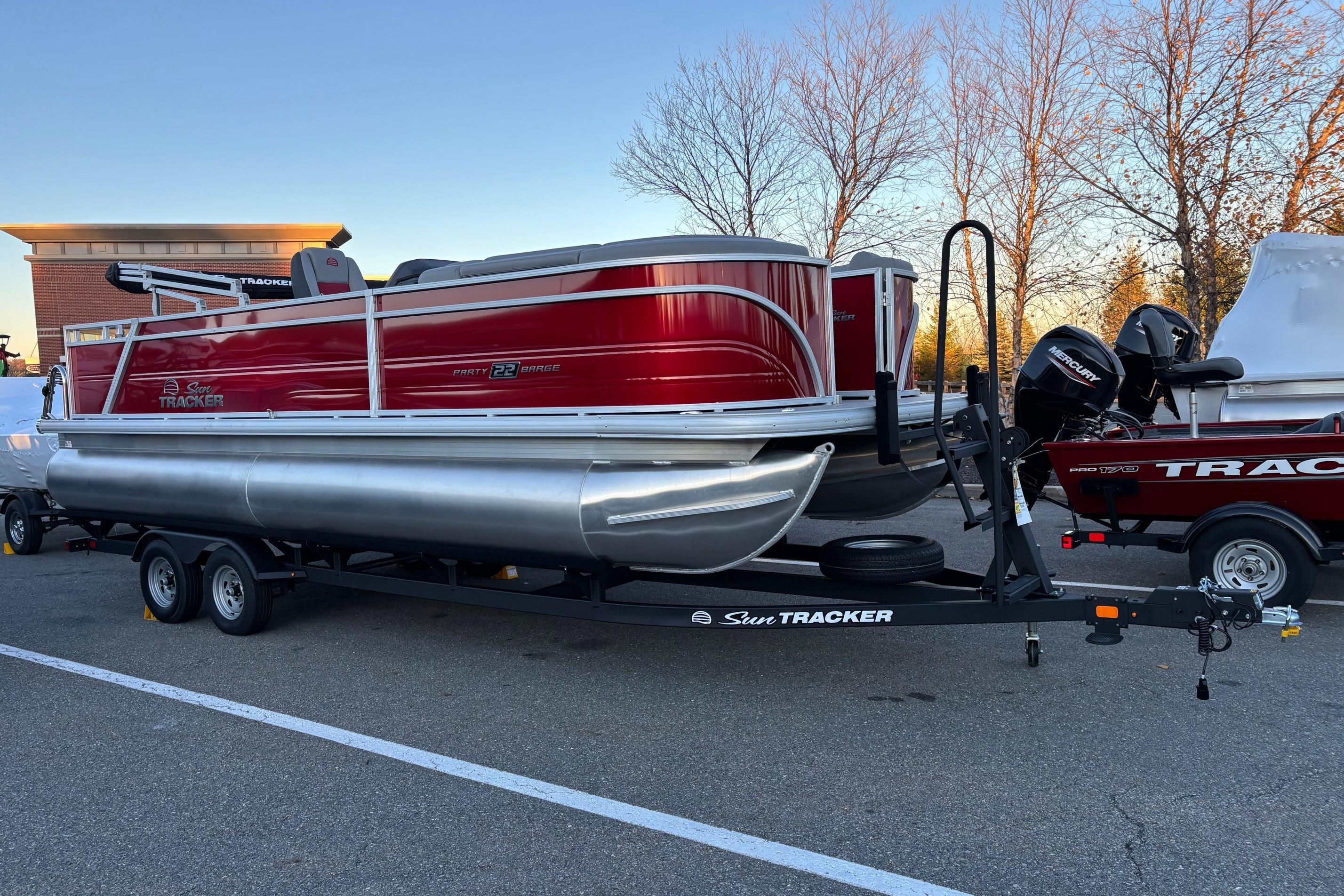 2026 Sun Tracker Party Barge 22 RF DLX