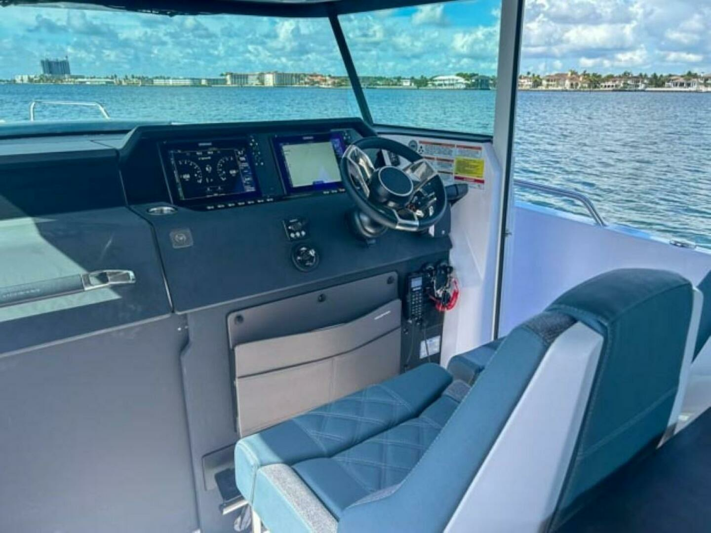 2024 Axopar 37XC CROSS CABIN - Image 10