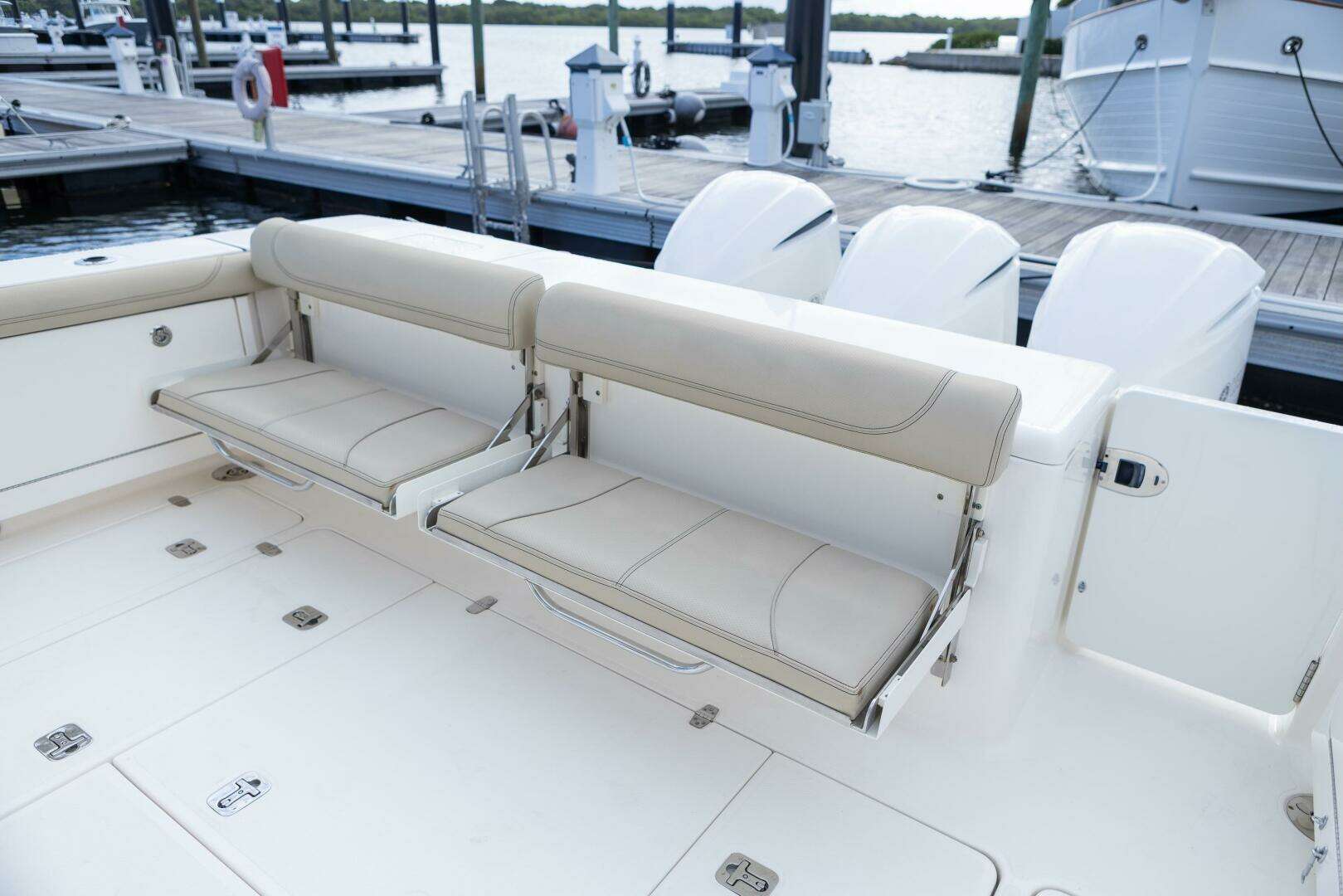 2018 Pursuit OS 385 - Image 21