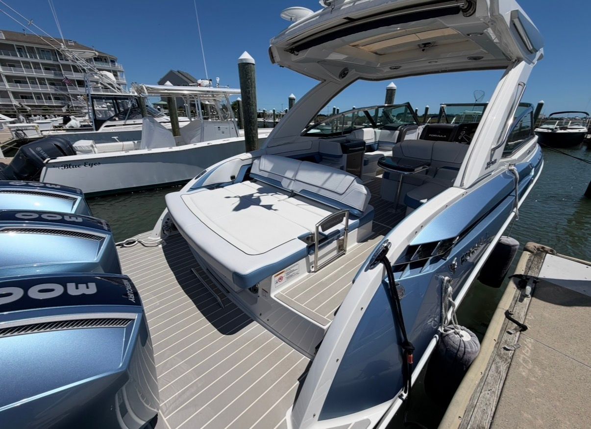 2025 Formula 330 Crossover Bowrider OB - 8