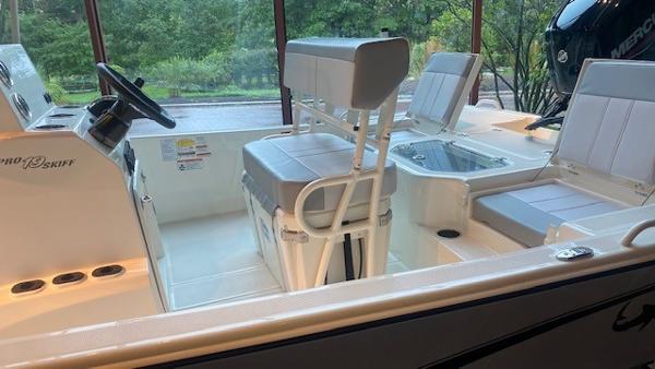 2023 Mako Pro Skiff 19 CC interior with seating and console.