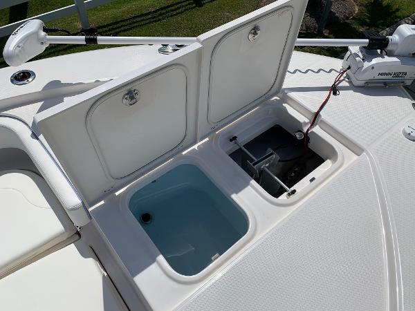 2024 Robalo 266 Cayman boat storage compartments and livewell.