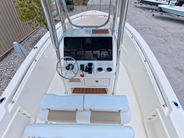 2027 Bulls Bay 230 Center Console - 7
