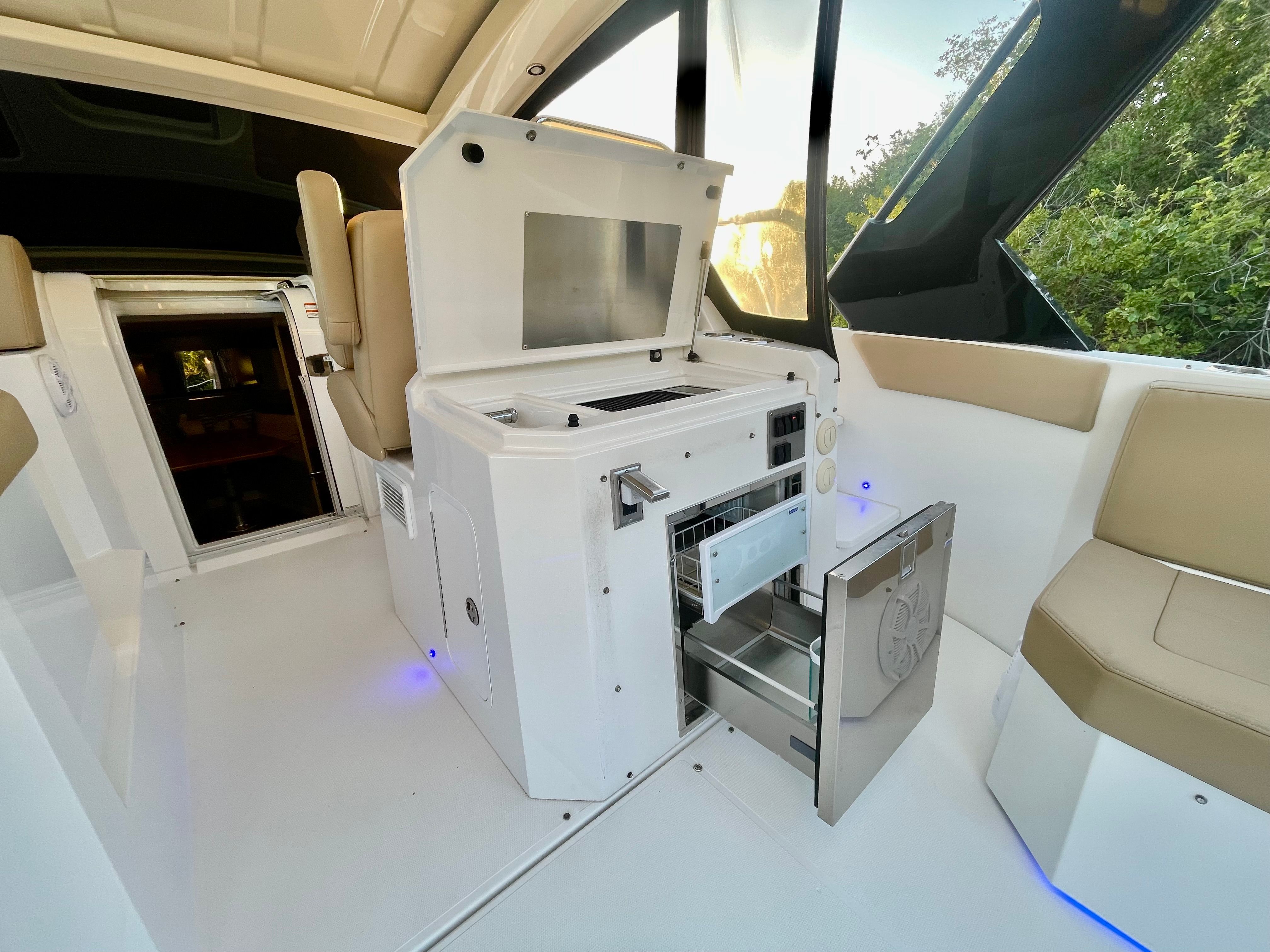 2016 Cruisers Yachts 390 Express Coupe - 17