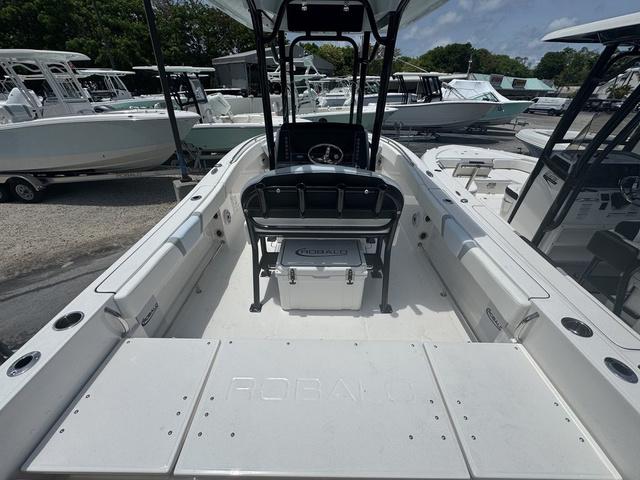 2025 Robalo R232 Explorer