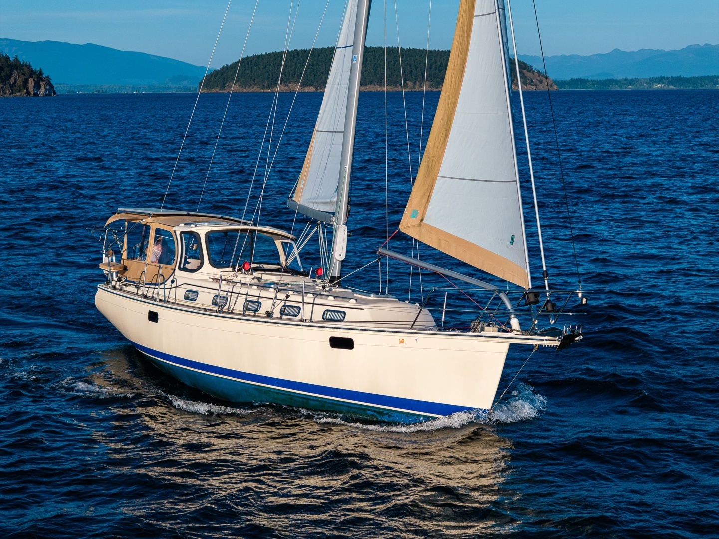 2020 Island Packet 349 - Image 12