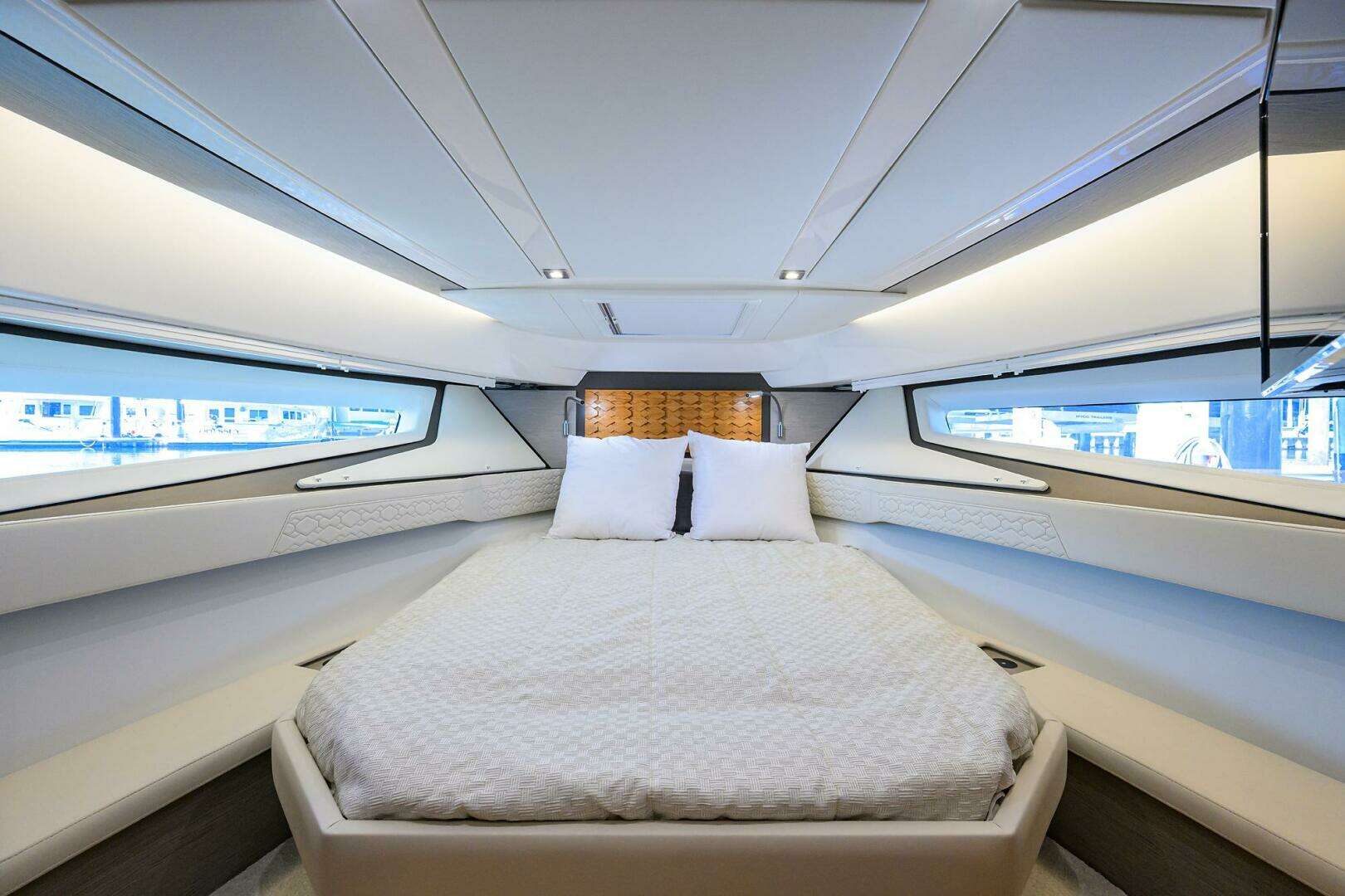 2022 Tiara Yachts 43 LE - Image 22