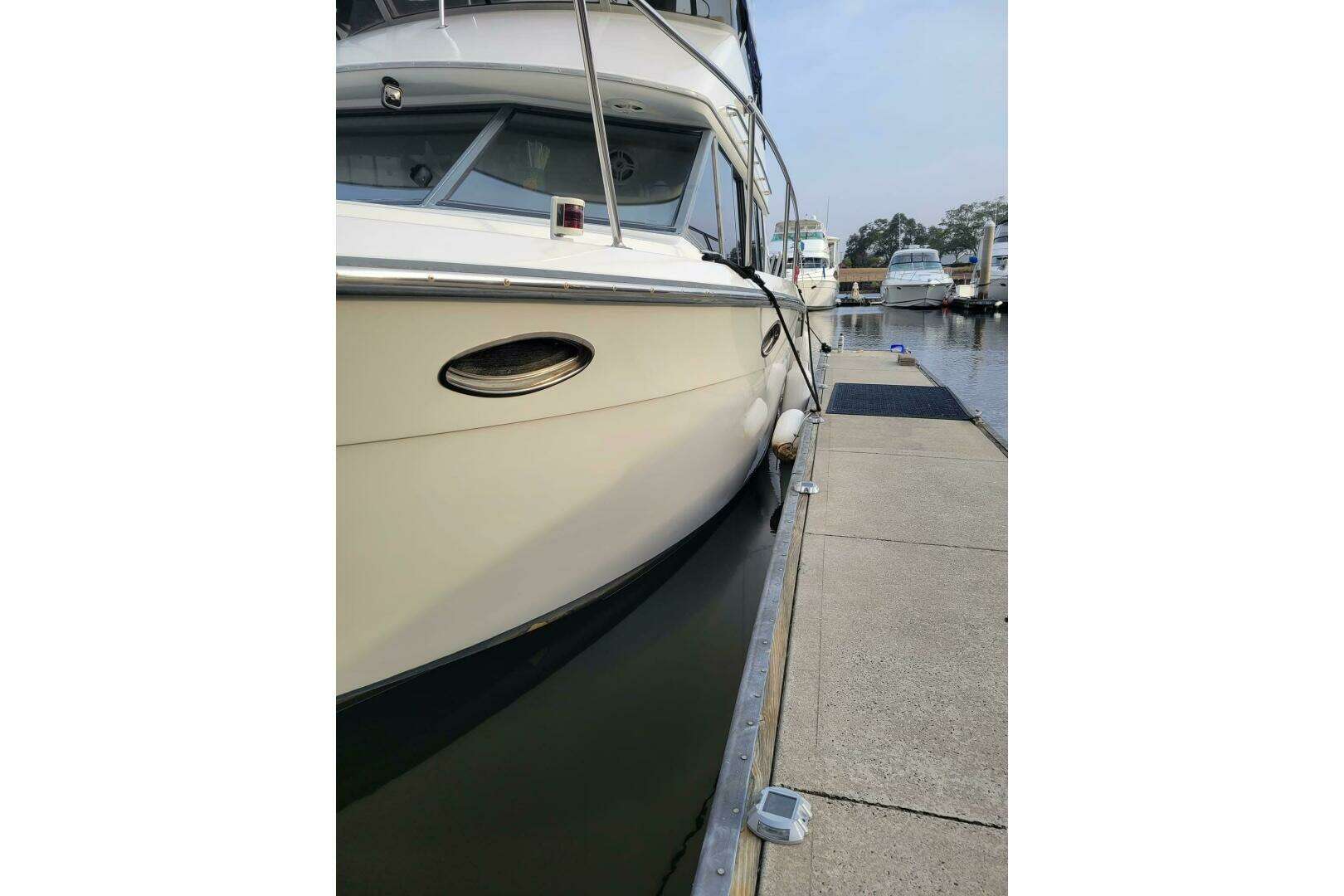 1996 Carver 320 Voyager - Image 11