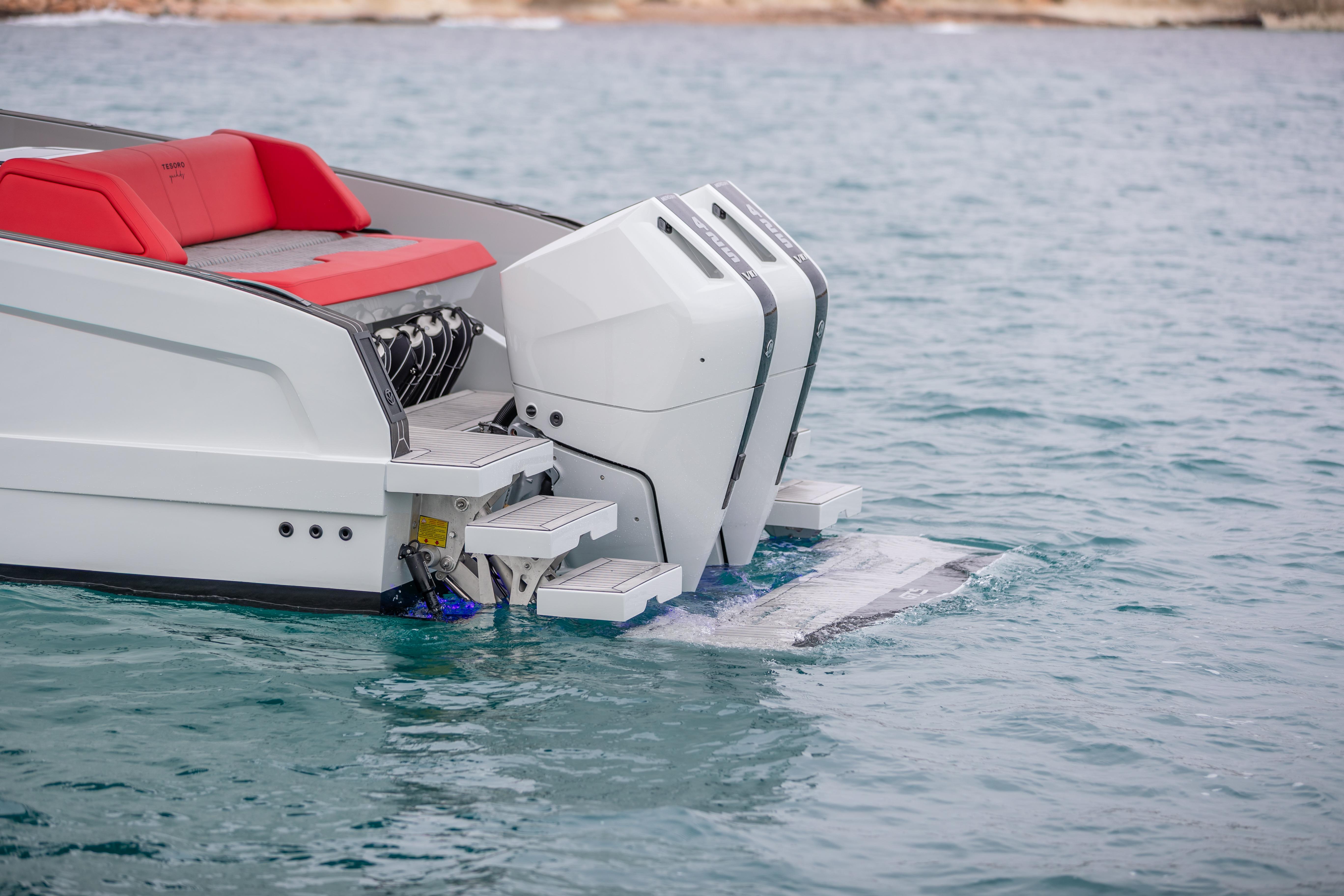 Tesoro 40 GTS 2026 with red seats and engines in water.