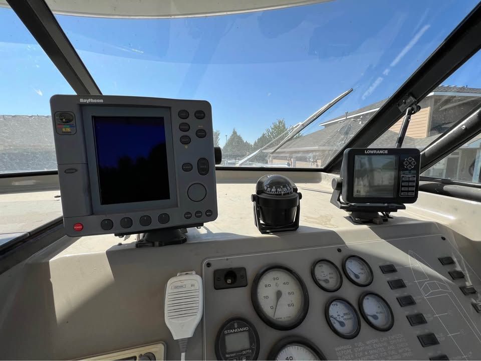 1999 Bayliner 2452 cockpit with navigation instruments.