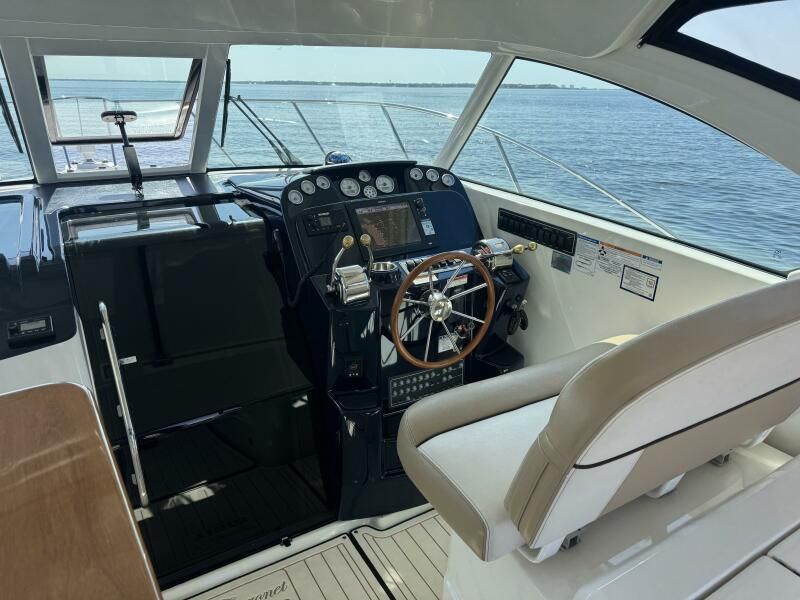 2014 Tiara Yachts 3100 Coronet - 2