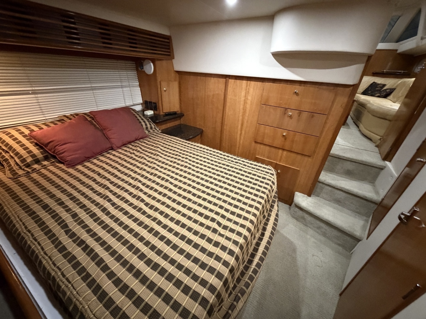 2001 Carver 444 Motor Yacht - Image 8