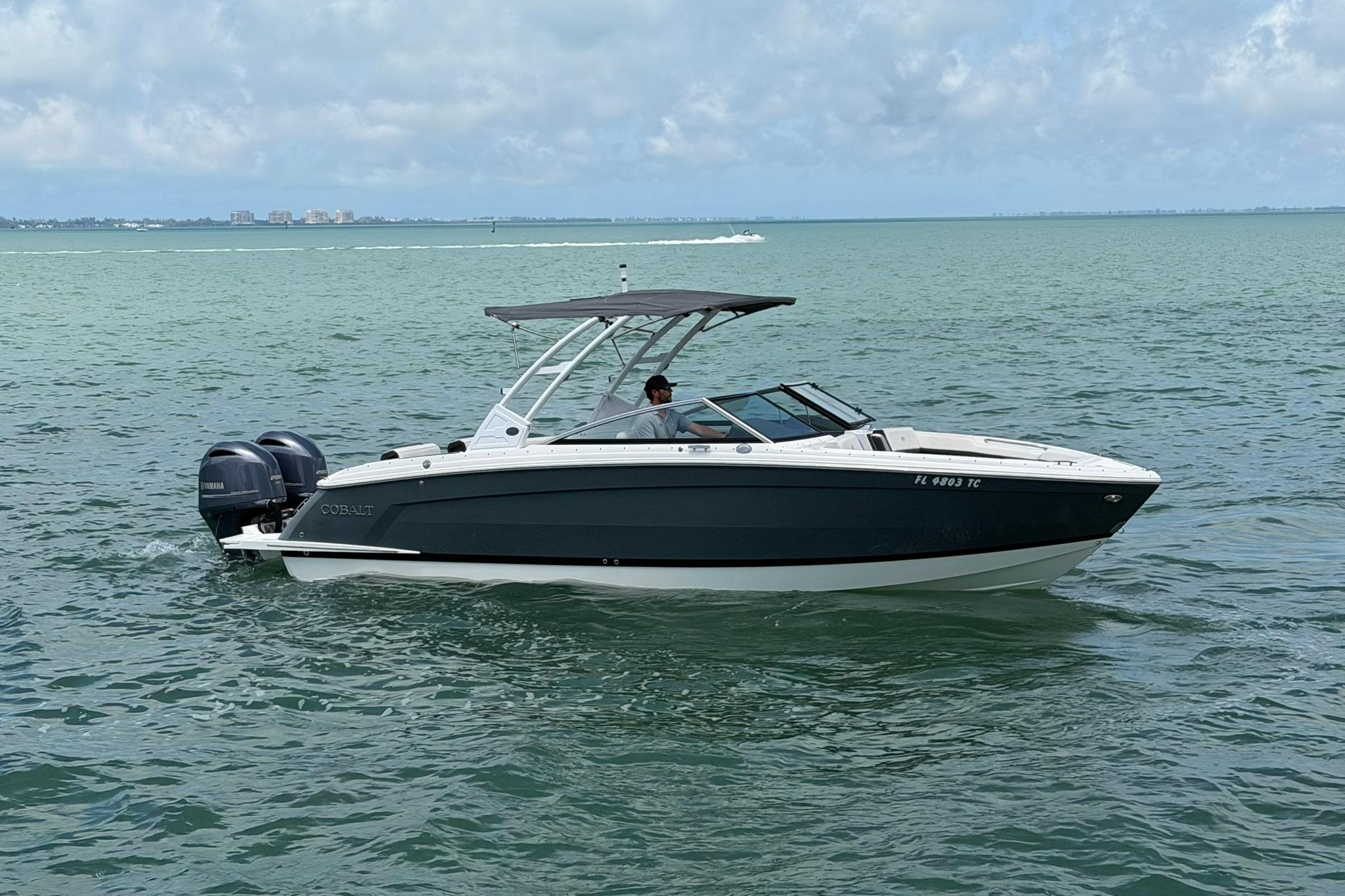 2022 Cobalt R8 Outboard