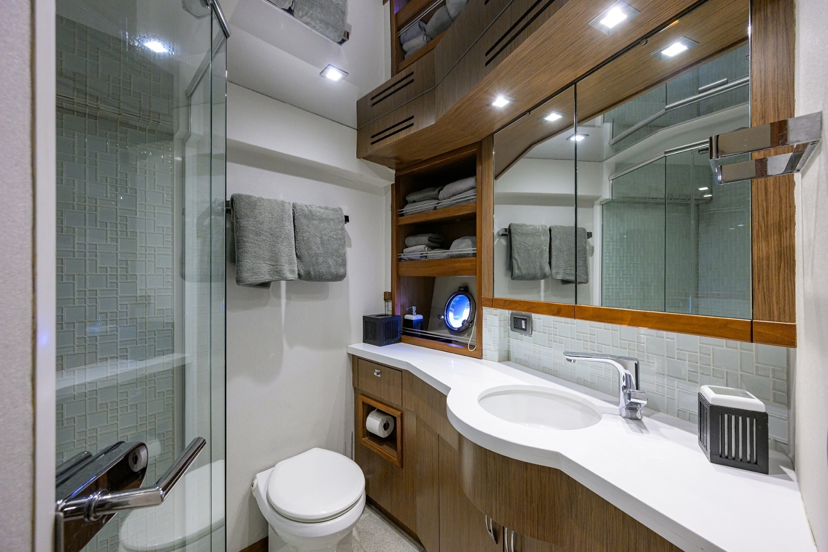 2013 Hatteras 80 Motor Yacht - Image 31