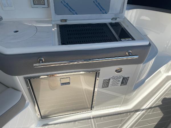 2023 Sea Ray Sundancer 320 Outboard - 11