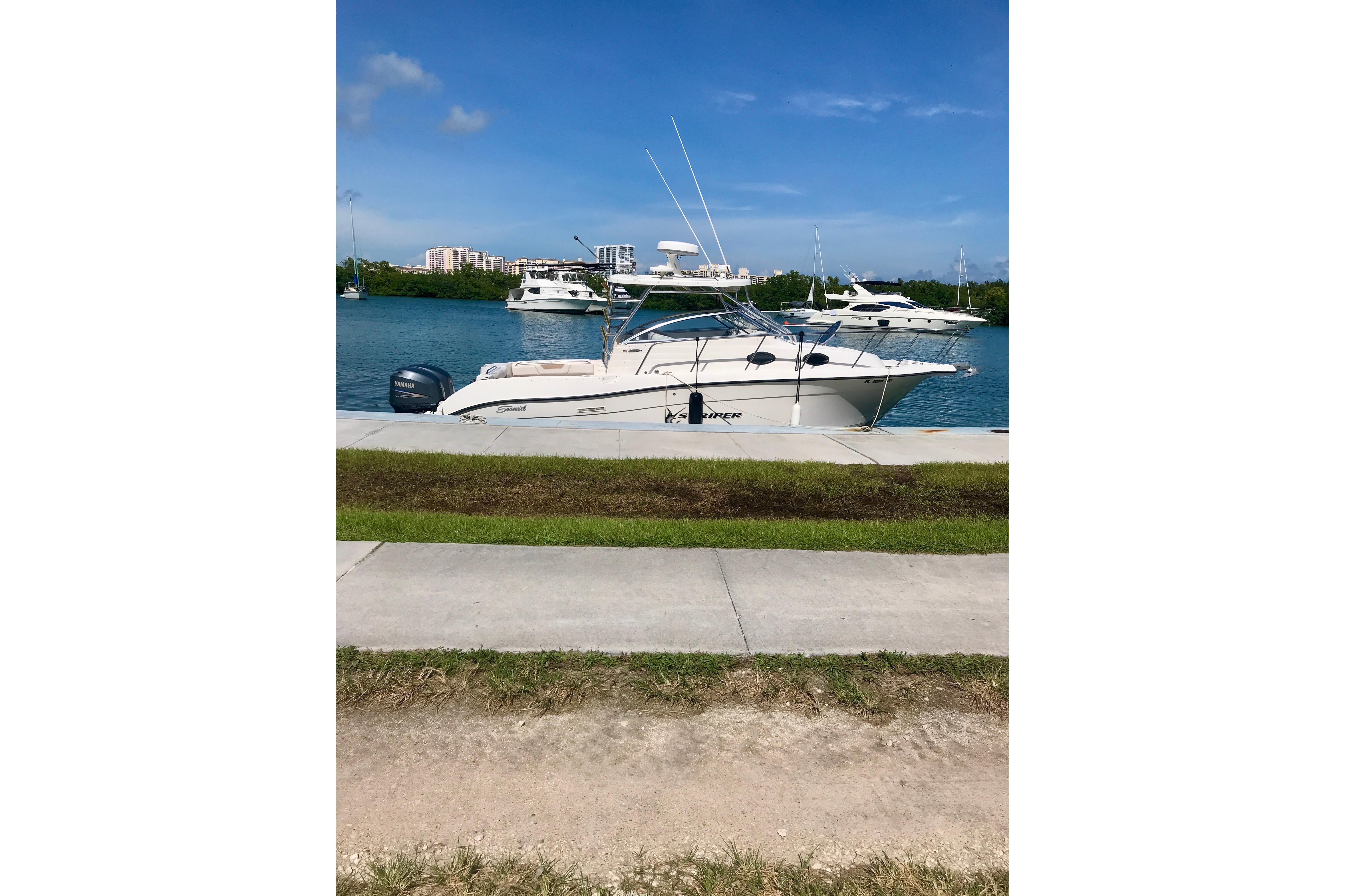 2006 Seaswirl Striper 2901 Walkaround O/B docked by the waterfront on a sunny day.
