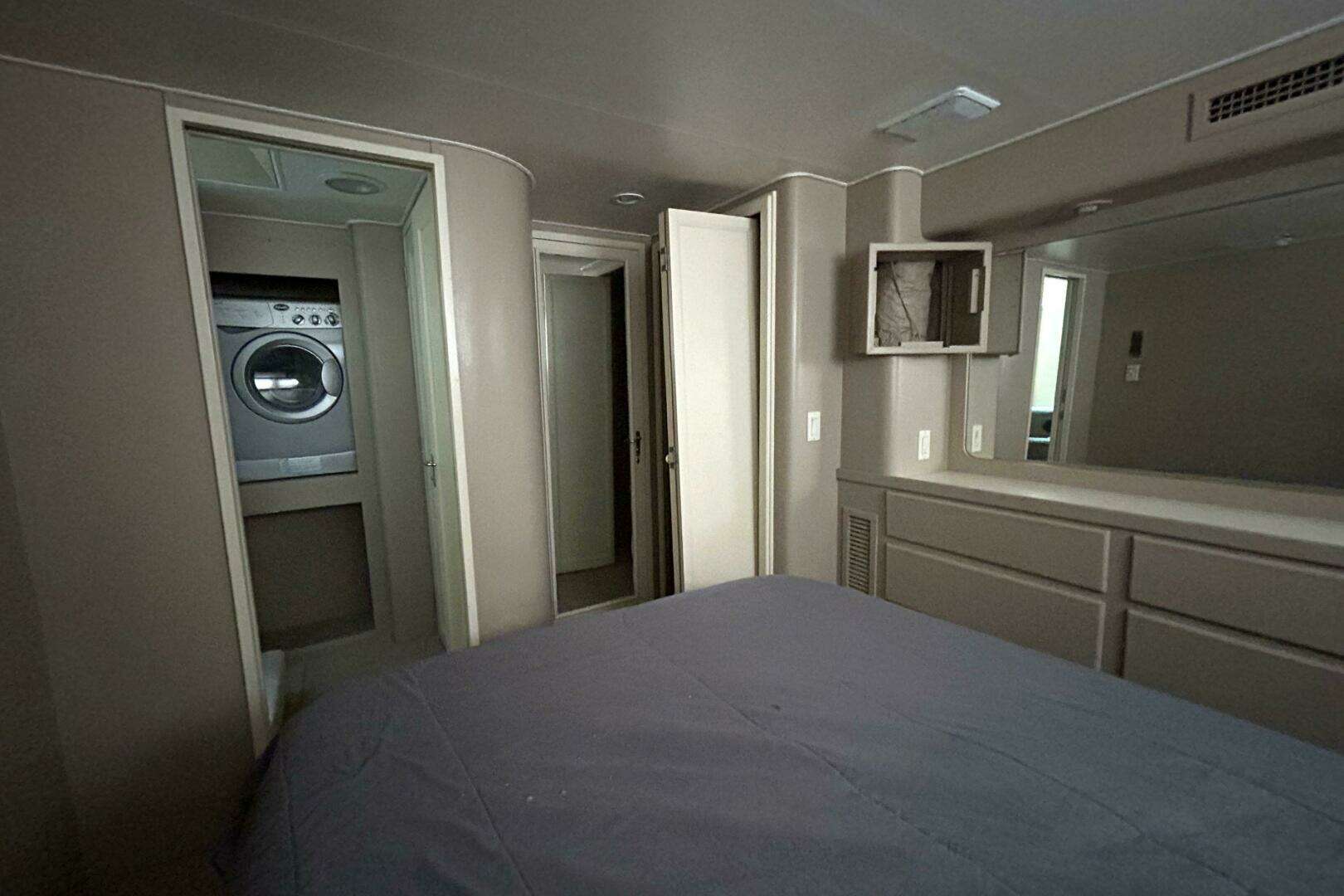 1991 Hatteras Cockpit Motor Yacht - Image 14
