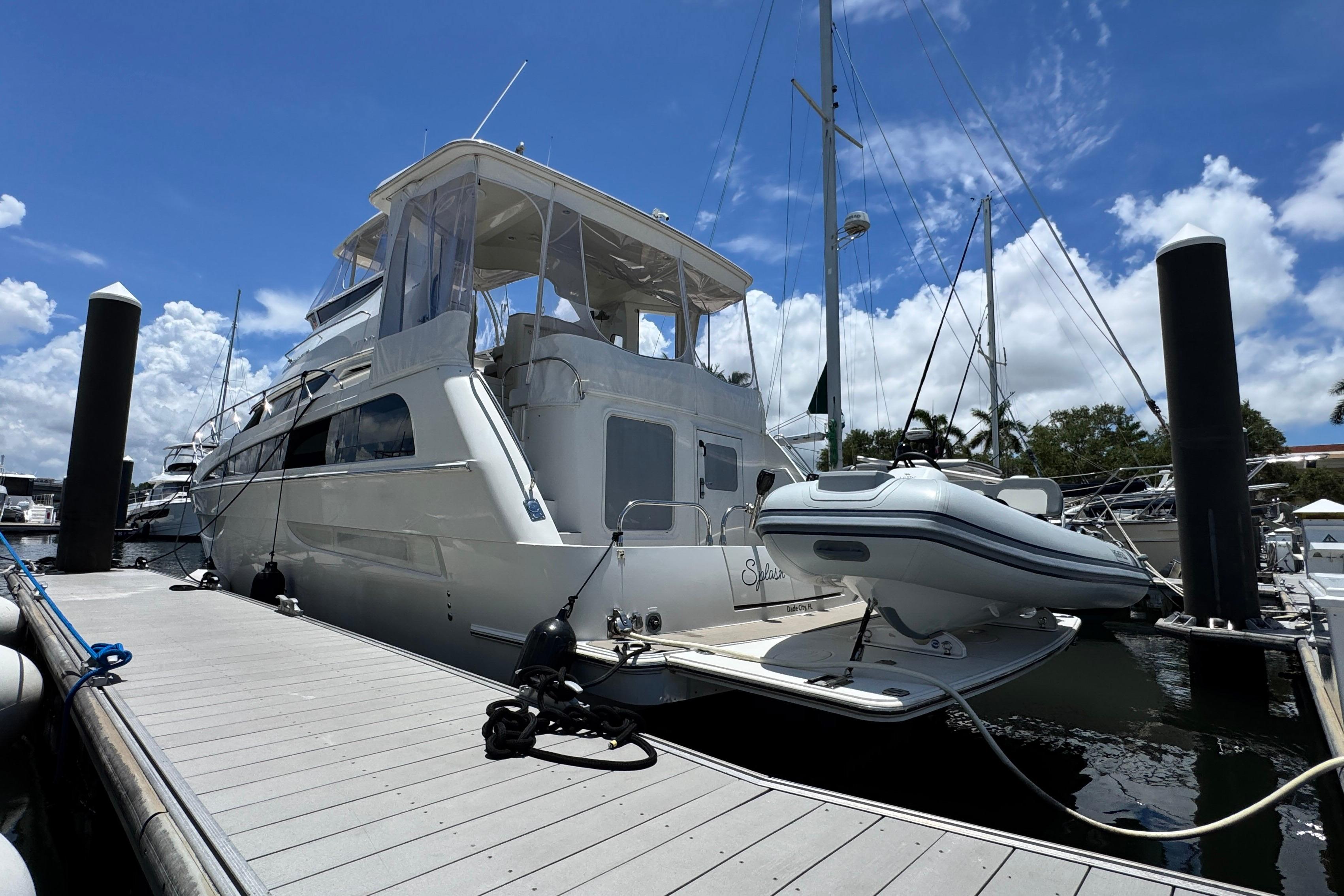 2007 Carver 47 Motor Yacht Stern
