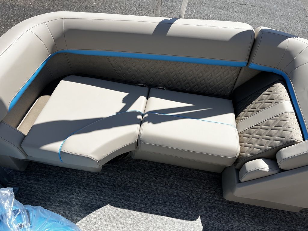 2025 Bennington 22 M Fastback - Quad Bench - 18