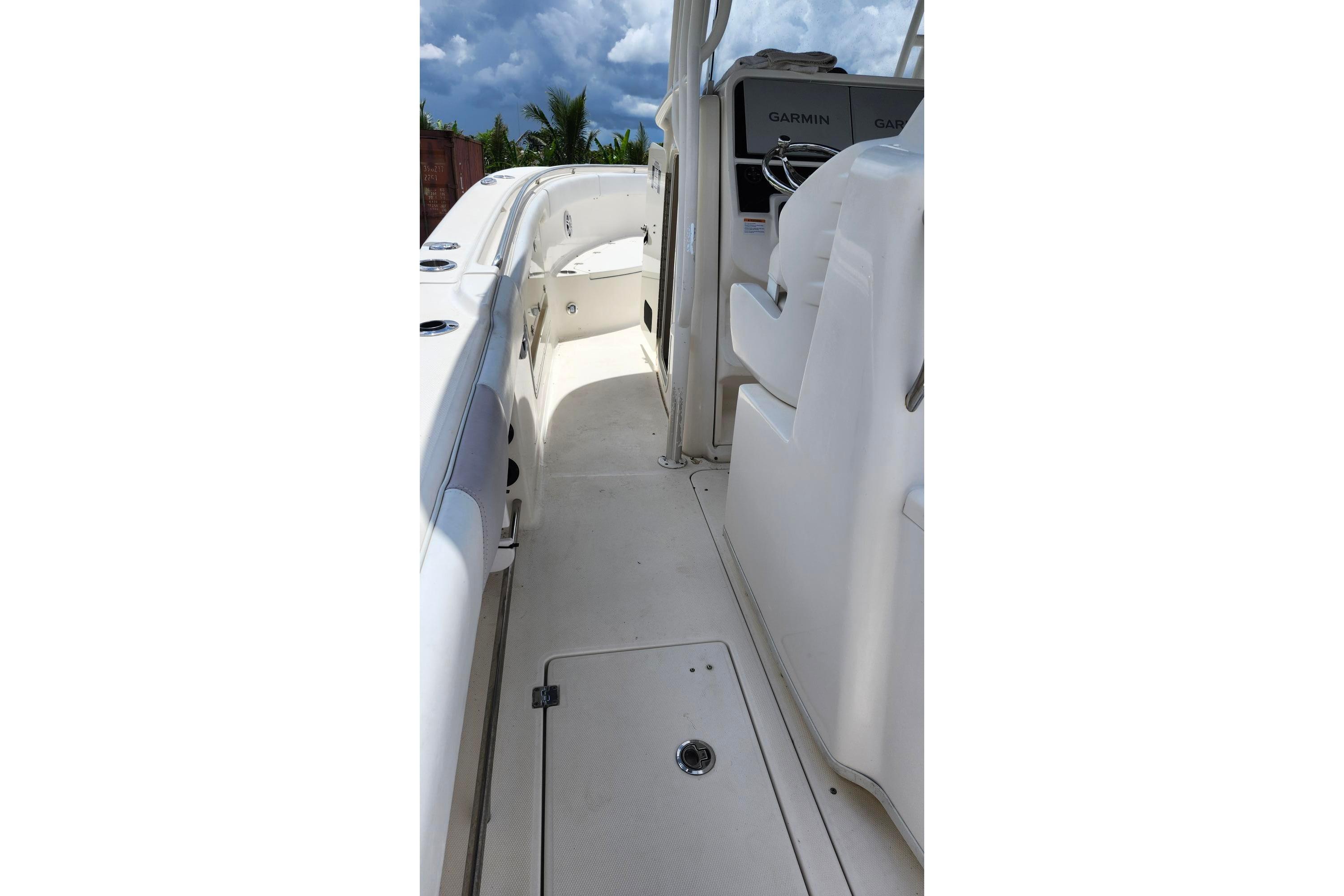 2015 Robalo R300 Center Console boat interior with Garmin navigation system.