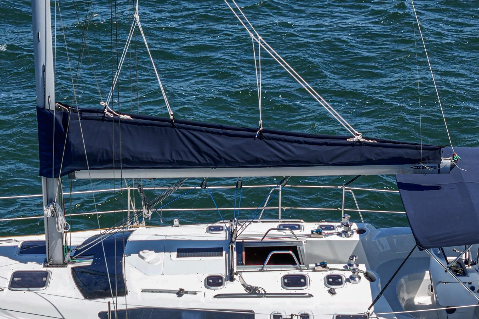 Sailboat Hunter 376 (1996) with covered boom, sailing on blue water.