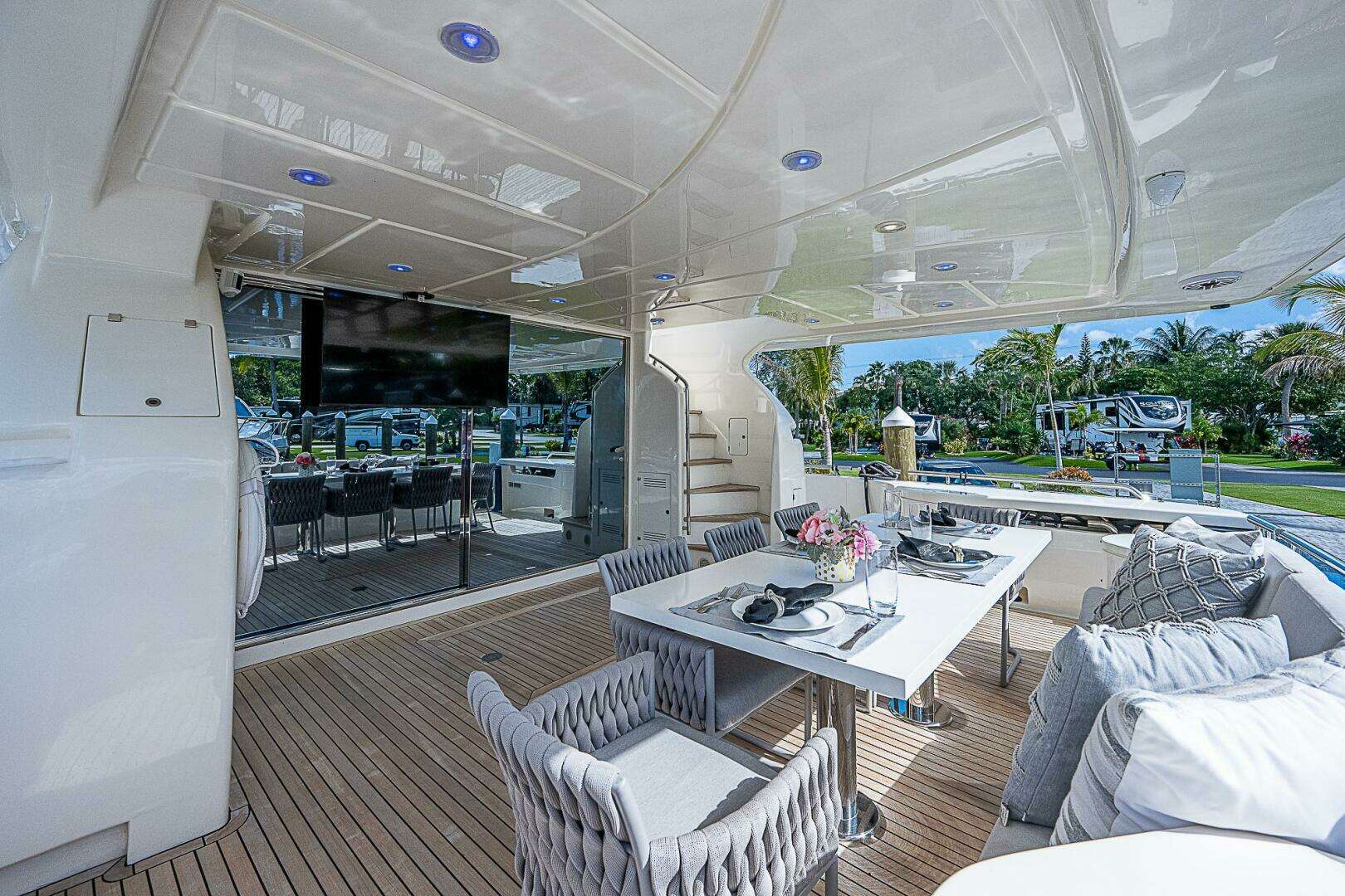 2006 Ferretti Yachts 830 - Image 28